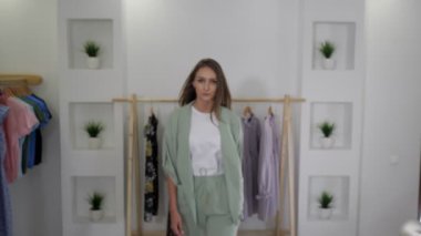 gevşek adil saçlı kadın moda nane pantsuit gösterir