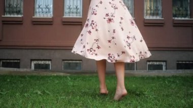 güzel elbise güzel saçlı bayan yaşam ve spin sahiptir