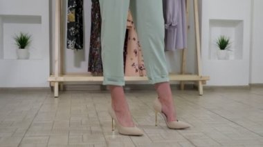 uzun adil saçlı kadın nane pantsuit giyer ve pozlar