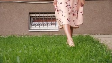 elbise çıplak ayakince bayan taze yeşil çim boyunca yürümek