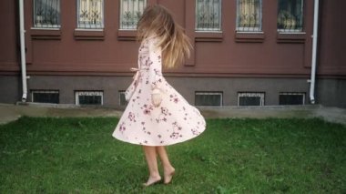 güzel elbise güzel saçlı bayan yaşam ve spin sahiptir