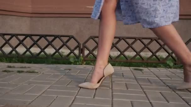 Lady in dress legs in beige high heels walk along street — Stock Video