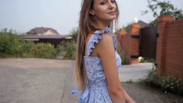 Silny wiatr wieje ładne włosy ubrany niebieska sukienka — Wideo stockowe