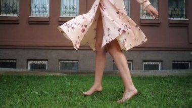 güzel elbise güzel saçlı bayan yaşam ve spin sahiptir