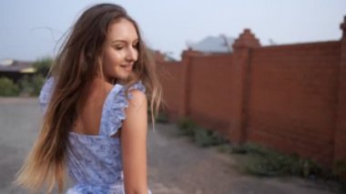 güçlü rüzgar mavi elbise giyen güzel bayan adil saç darbeler