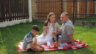 mutlu küçük çocuklar gülerek anne baba ile piknik keyfini çıkarın