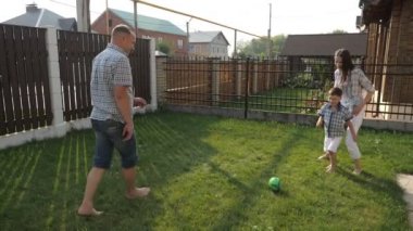 ebeveynler çim üzerinde aktif çocuk ile futbol oynarken hayatın tadını çıkarın