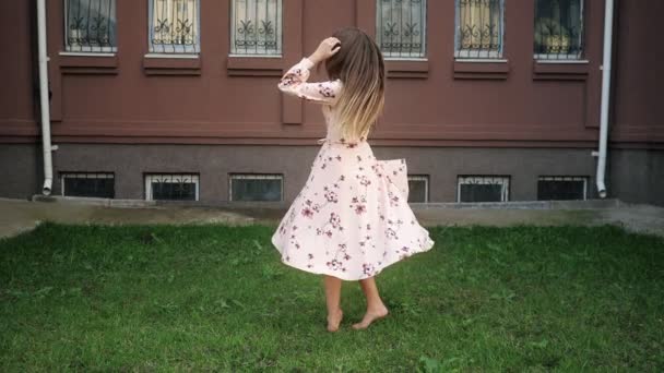 Señora con pelo claro en hermoso vestido disfruta de la vida y gira — Vídeo de stock