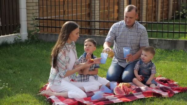 Happy little boys enjoy picnic with mother father laughing — Stock Video