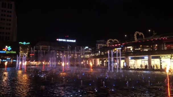 Стамбул, Туреччина, 28-05-2019: фонтан з водою, світло і пожежне освітлення. — стокове відео