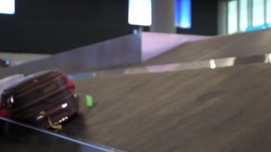 bavul havaalanı terminalinde bagaj konveyör bandı üzerinde hareket ediyor