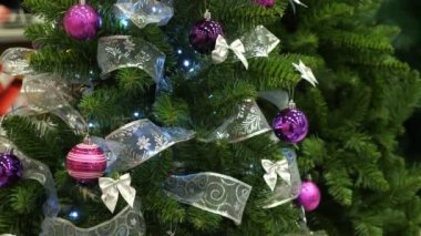 köpüklü süslemeleri ile güzel yapay noel ağacı