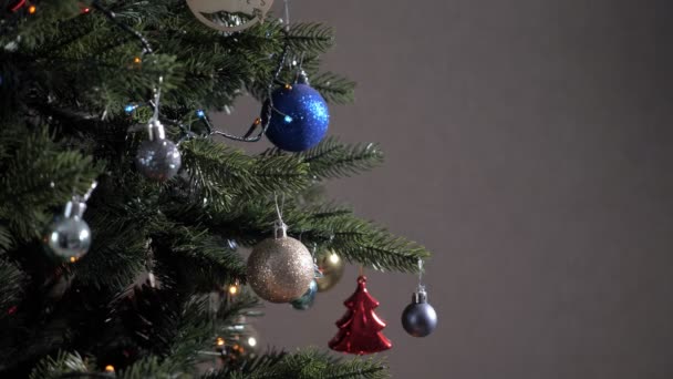 Bola decorativa de Natal azul no ramo de árvore artificial — Vídeo de Stock