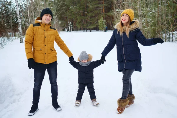 Retrato de família feliz no dia de inverno olhando para a câmera . — Fotografia de Stock