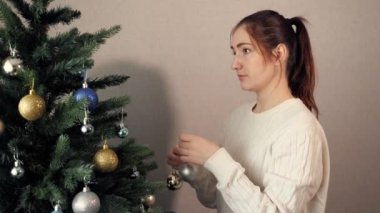 at kuyruğu ile mutlu genç bayan noel ağacı süsler