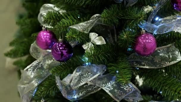 Nice konstgjord julgran med mousserande dekorationer — Stockvideo