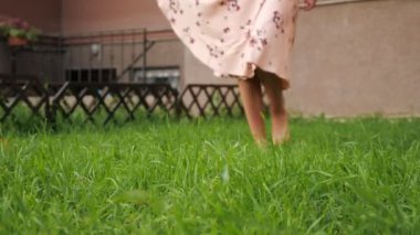 elbise çıplak ayakince bayan taze yeşil çim boyunca yürümek