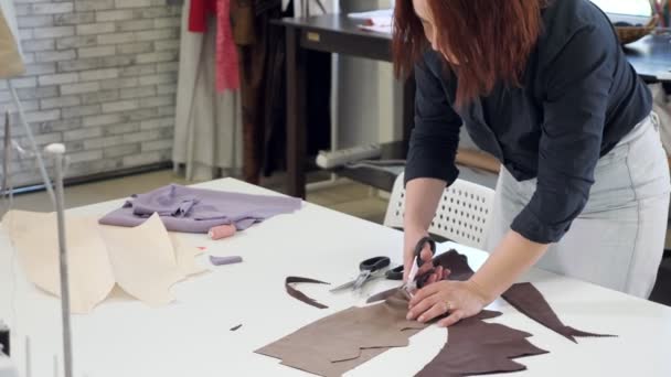 Портной женщины резки детали из тканей работы в пошивочной мастерской бизнеса . — стоковое видео