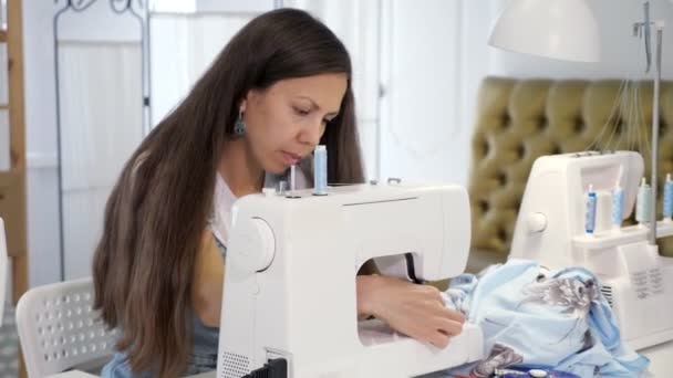 Seamstress trabalha costura na máquina de costura no negócio oficina de alfaiataria . — Vídeo de Stock
