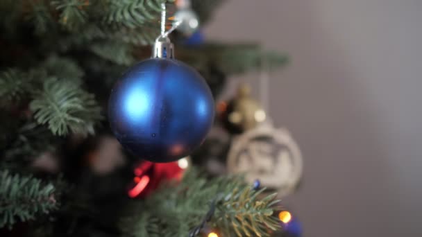 Bola decorativa de Natal azul no ramo de árvore artificial — Vídeo de Stock