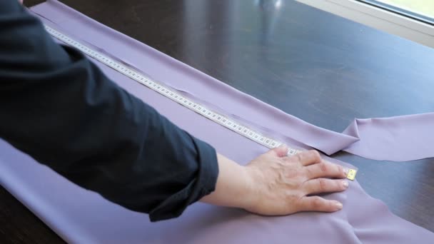 Couture fait motif de tissu à coudre des vêtements, des mesures avec du ruban sur la table . — Video