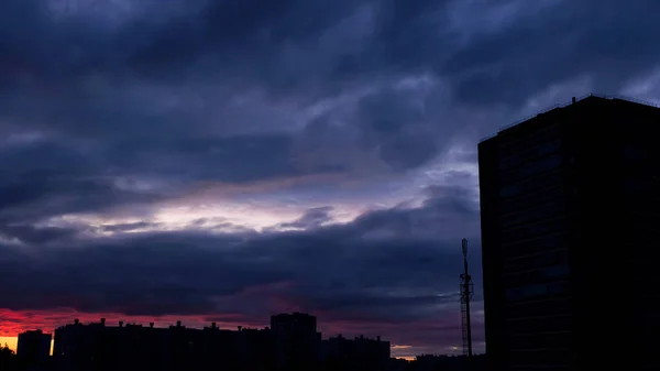 Paisaje urbano del horizonte día a noche — Foto de Stock