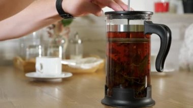 adam ahşap masa closeup fransız basında siyah çay demler