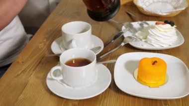 adam rahat modern kafede kadın fincan içine lezzetli çay döker