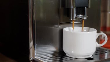 kahve odasında modern kahve makinesinden fincan içine döker