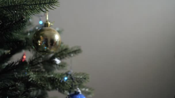 mains en chandail vert tenir et accrocher des cerfs jouet en bois 