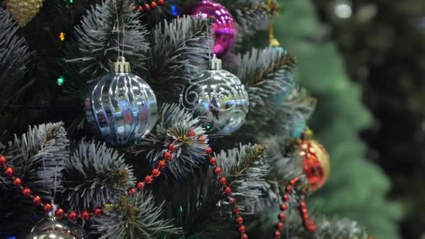 Bonito árbol de Navidad artificial con decoraciones brillantes — Vídeo de stock