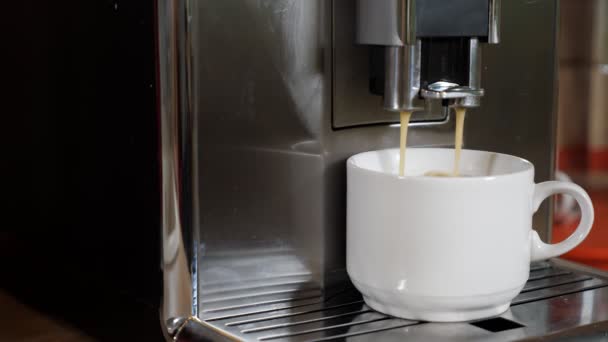 Café se vierte en la taza de la moderna máquina de café en la habitación — Vídeo de stock