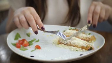 güzel kadın jambon, peynir, yeşillik ve domates ile krep yemek.