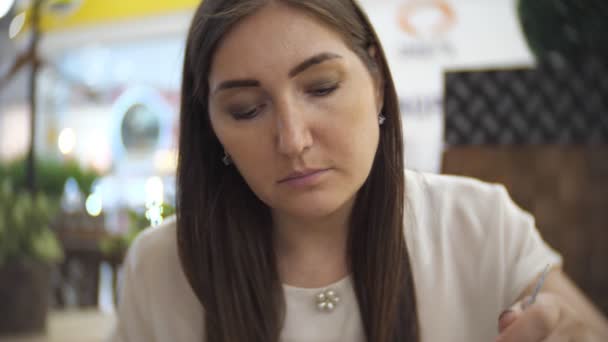 Menina é jantar panquecas com presunto, queijo, verduras e tomates no restaurante — Vídeo de Stock