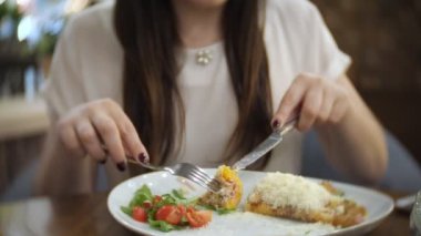 güzel kadın jambon, peynir, yeşillik ve domates ile krep yemek.