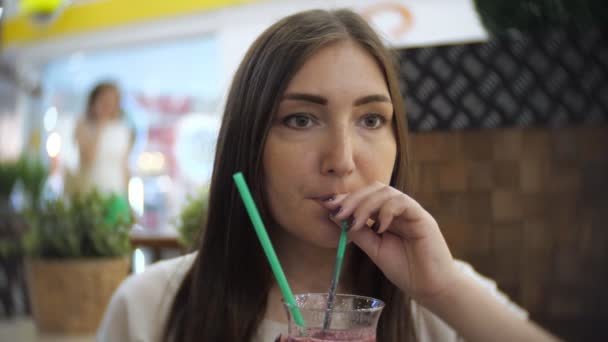 Jovem menina muito sexy beber cocktail bebida fria no café — Vídeo de Stock