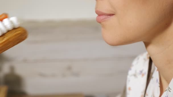 Bonita mujer come eclair con crema y fresa primer plano — Vídeos de Stock