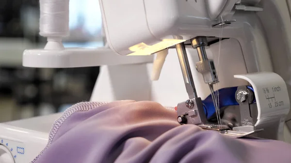 Seamstress dolgozik varrógép teszi egyenes varratok a ruhával, kezek Vértes. — Stock Fotó