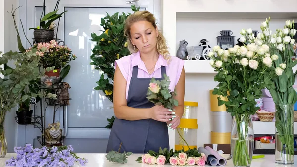 Professionele Bloemist aan het werk in Flower Shop. — Stockfoto