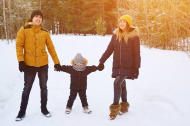 kış günü mutlu bir aile portresi.