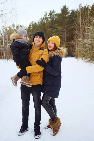 Retrato de família feliz no dia de inverno olhando para a câmera . — Fotografia de Stock