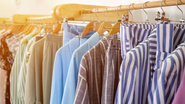 Perchas de madera con ropa colorida de moda en el estante — Foto de Stock