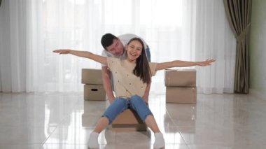 Koca gülümseyen karısına biniyor beyaz zeminde büyük bir kutuda.