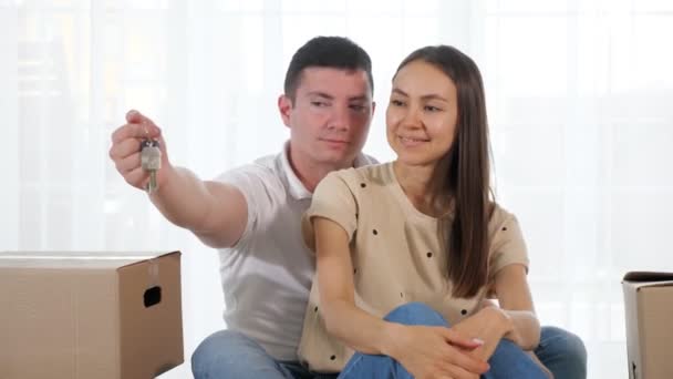 Marido dá chaves para casa nova agradável a esposa sorridente — Vídeo de Stock
