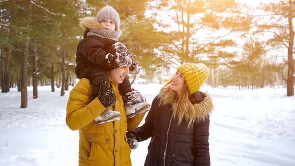 Família, mãe, filho e pai estão andando tigether no parque de inverno . — Fotografia de Stock