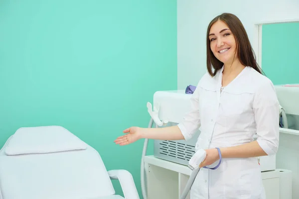 Médico sonriente de bata blanca en salón de depilación láser —  Fotos de Stock