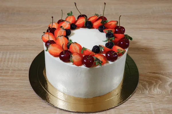 Belo bolo com morangos, cereja, amora e creme — Fotografia de Stock