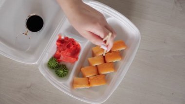 Soya sosuna bulanmış parlak Philadelphia sosu.