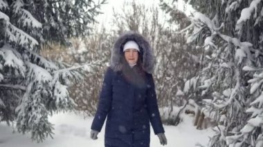 Genç kadın bir güzel kış orman yürüyor