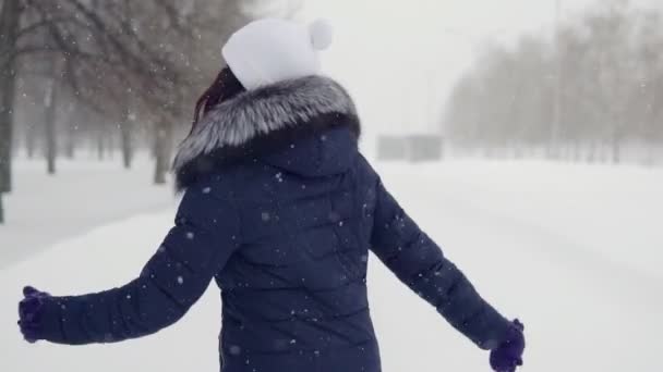 ブルネットの女性は、公園を通って実行しています。付いて来てください — ストック動画